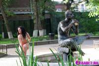 порно фотосессия Целка ходит голая по горсаду фото-63.йпг