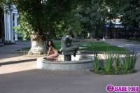 порно фотосессия Целка ходит голая по горсаду фото-70.йпг