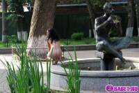 порно фотосессия Целка ходит голая по горсаду фото-71.йпг