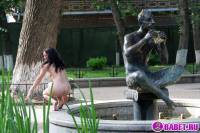 порно фотосессия Целка ходит голая по горсаду фото-72.йпг