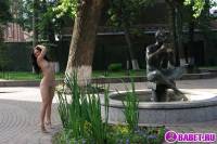 порно фотосессия Целка ходит голая по горсаду фото-80.йпг