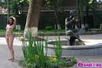 порно фотосессия Целка ходит голая по горсаду фото-86.йпг