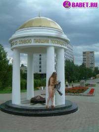 порно фотосессия Юная целочка разделась в парке до гола фото-4.йпг