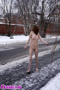 порно фотосессия 18 летняя целка ходит по окраине москвы фото-21.йпг