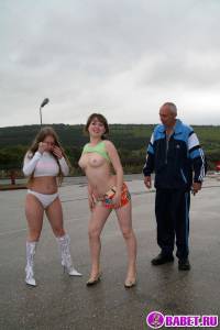 порно фотосессия Голые девчёнки на автозаправке фото-30.йпг