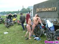 порно фотосессия Две проститутки приехали на мото шоу фото-41.йпг