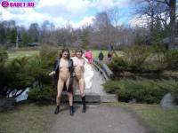 порно фотосессия Девчёнки пришли в московский парк раздеться фото-44.йпг