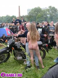 порно фотосессия Обсалютно голые девченки среди толпы фото-19.йпг