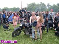 порно фотосессия Обсалютно голые девченки среди толпы фото-24.йпг