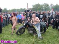 порно фотосессия Обсалютно голые девченки среди толпы фото-42.йпг