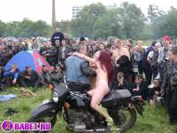 порно фотосессия Обсалютно голые девченки среди толпы фото-5.йпг