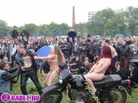 порно фотосессия Обсалютно голые девченки среди толпы фото-6.йпг