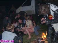 порно фотосессия Русские девчёнки разделись на байкер шоу фото-18.йпг