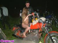 порно фотосессия Русские девчёнки разделись на байкер шоу фото-36.йпг