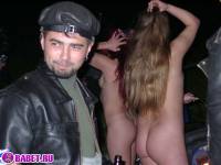 порно фотосессия Русские девчёнки разделись на байкер шоу фото-64.йпг