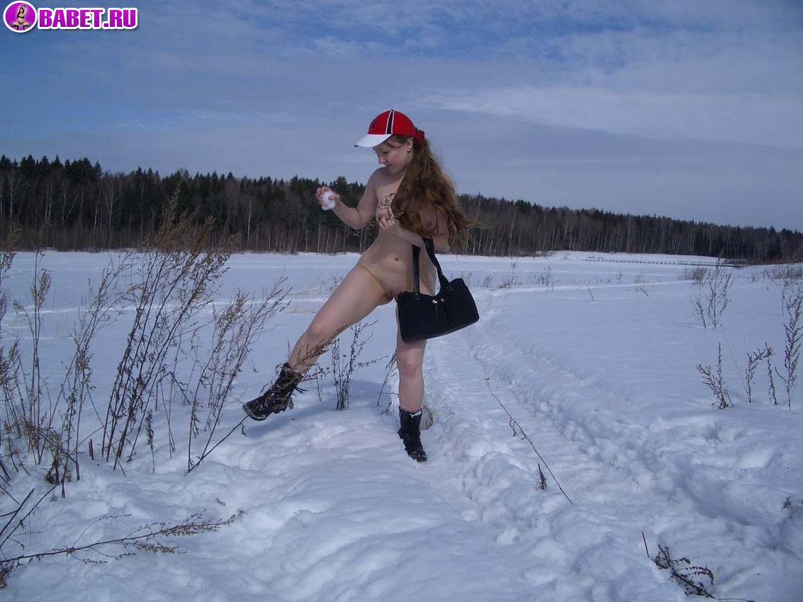 Нудистки Голая 18 летняя студентка лазит по снегу порно фотосессии